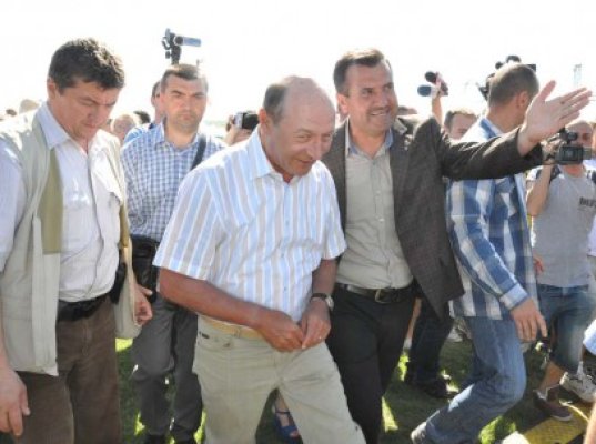 Băsescu face din nou băi de mulţime: l-a vizitat pe primarul Vrabie, la serbarea câmpenească de la Peştera